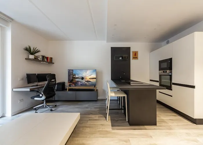 Comfy Apt With Private Parking & Balcony