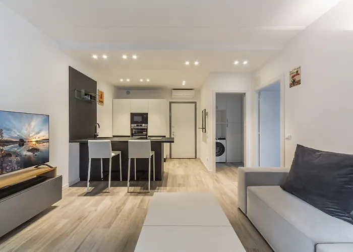 Comfy Apt With Private Parking & Balcony